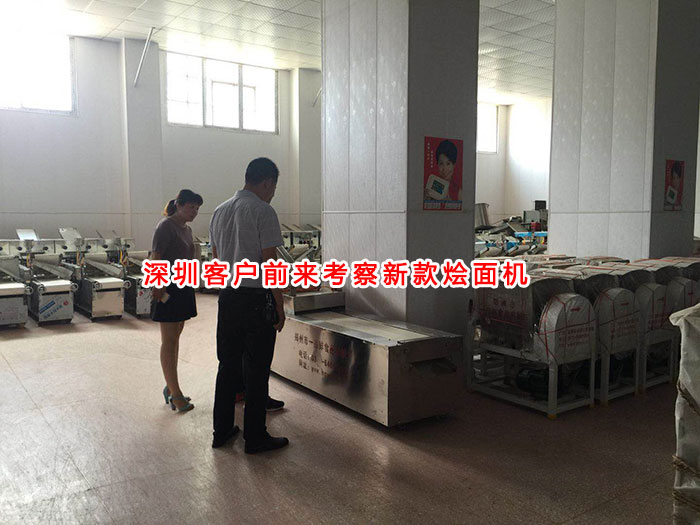 做燴面批發張先生專門來看HMj-7型（500）型燴面機