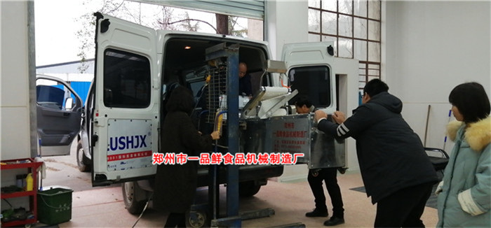 燴面機正在裝車